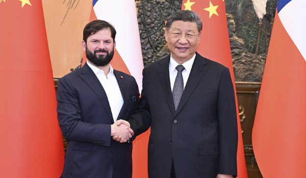 习近平会见智利总统博里奇