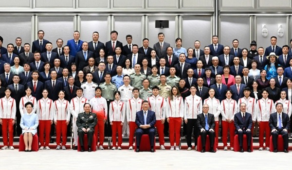 习近平接见全国群众体育先进单位、先进个人代表 和全国体育系统先进集体、先进个人代表