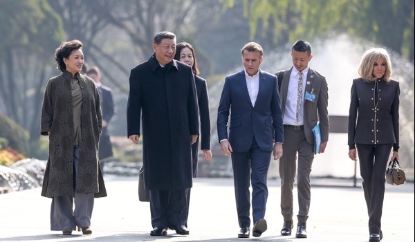 习近平同法国总统马克龙在成都进行友好交流