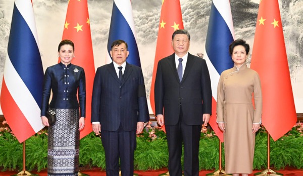 习近平会见泰国国王哇集拉隆功