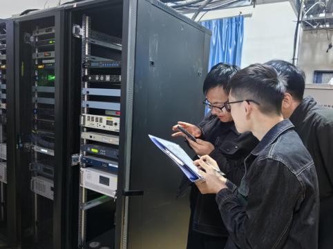 甘肃省无线电监测站白银监测站一行在景泰县融媒体中心检查指导频率台站管理工作.jpg